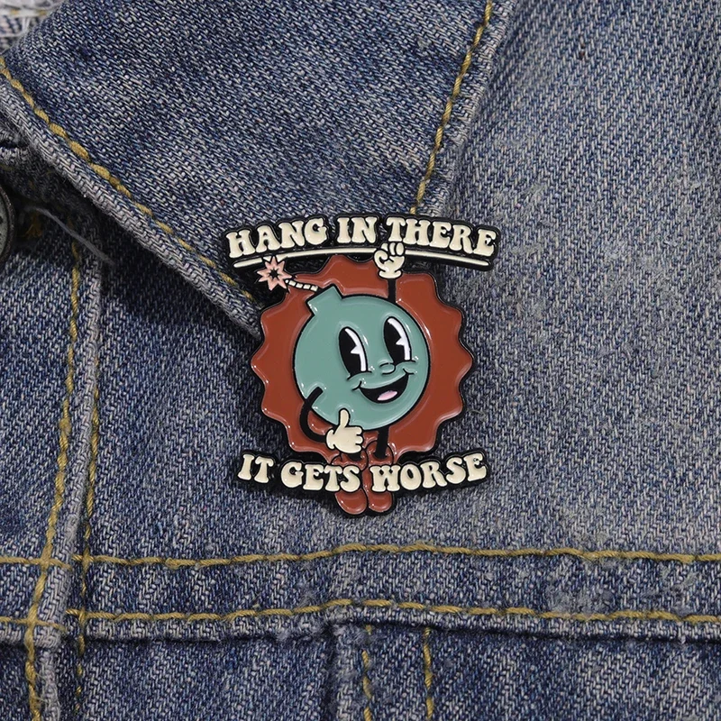 Hang In There It Gets Worse Emaille Pins Extreme Satirische Zitate Broschen Kleidung Kragen Revers Abzeichen Rucksack Schmuck als Geschenk – Detail 6