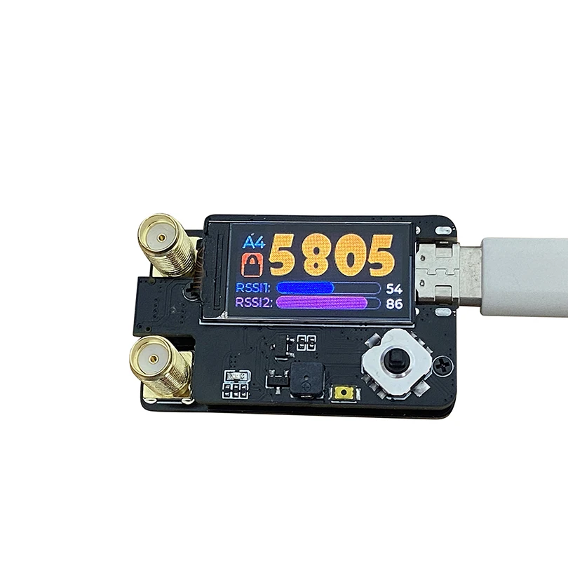 Module récepteur FPV double antenne RX5808 monté sur des lunettes FPV, câbles connectés.