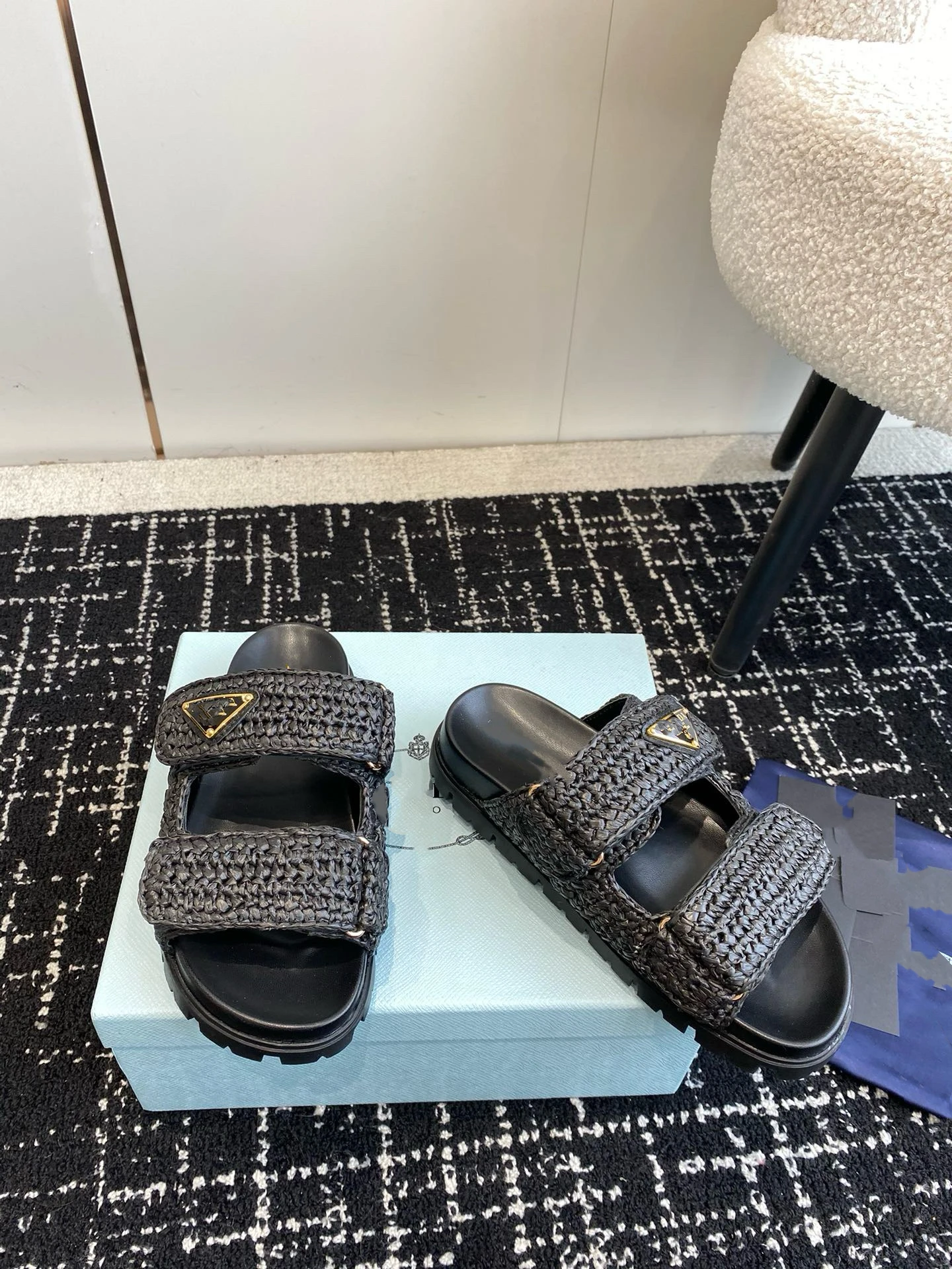 

P-home thick bottom knitted word sandals and slippers Ms. 2024 new summer grass lapinating cakes sandals leather exterior