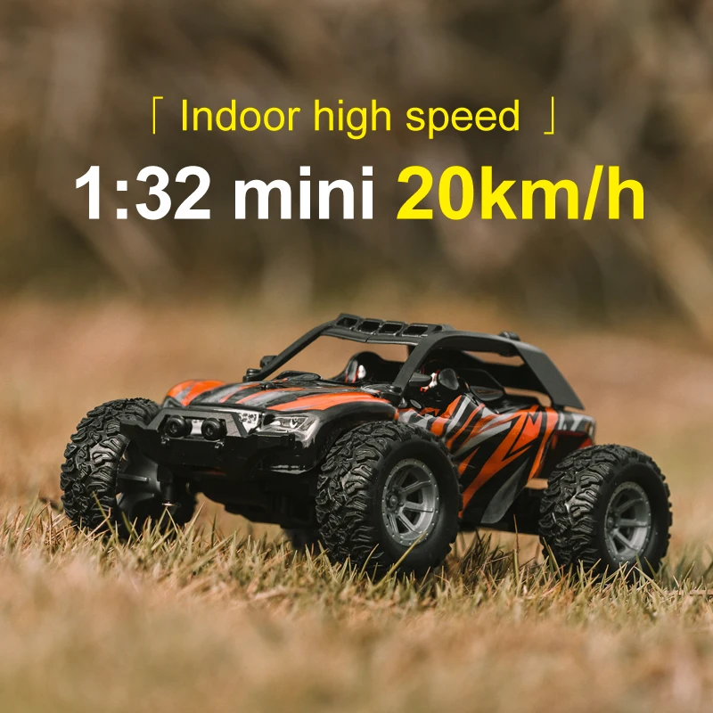 Enfant souriant jouant avec la mini voiture RC tout-terrain 1:32, télécommande en main