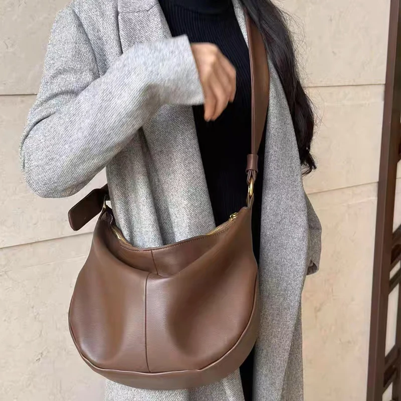

Vintage Sling Bag For Women Luxury Designer Handbag And Purses 2023 New ln PU Material Belt Decoration Hobos Shape Underarm Bag