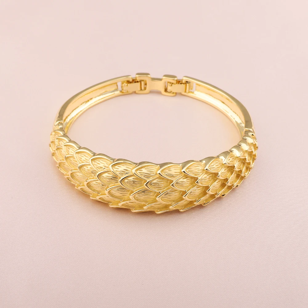 

Elegant Women's Bracelet with Scale Pattern Relief Design Luxury Fashion Evening Dress Accessories Anniversary Gift