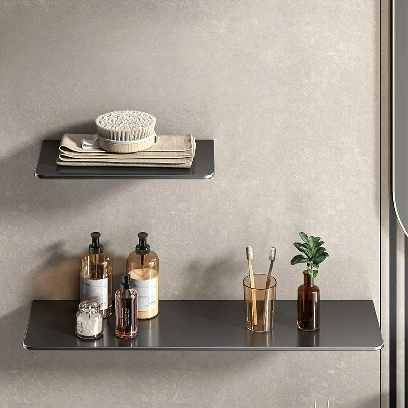 ปืน - ห้องอาบน้ําในห้องน้ําสีเทา, ชั้นเก็บเครื่องเทศในครัว, ชั้นเก็บของในห้องน้ํา, ชั้นวางคําเดียวด้านหน้ากระจก 1