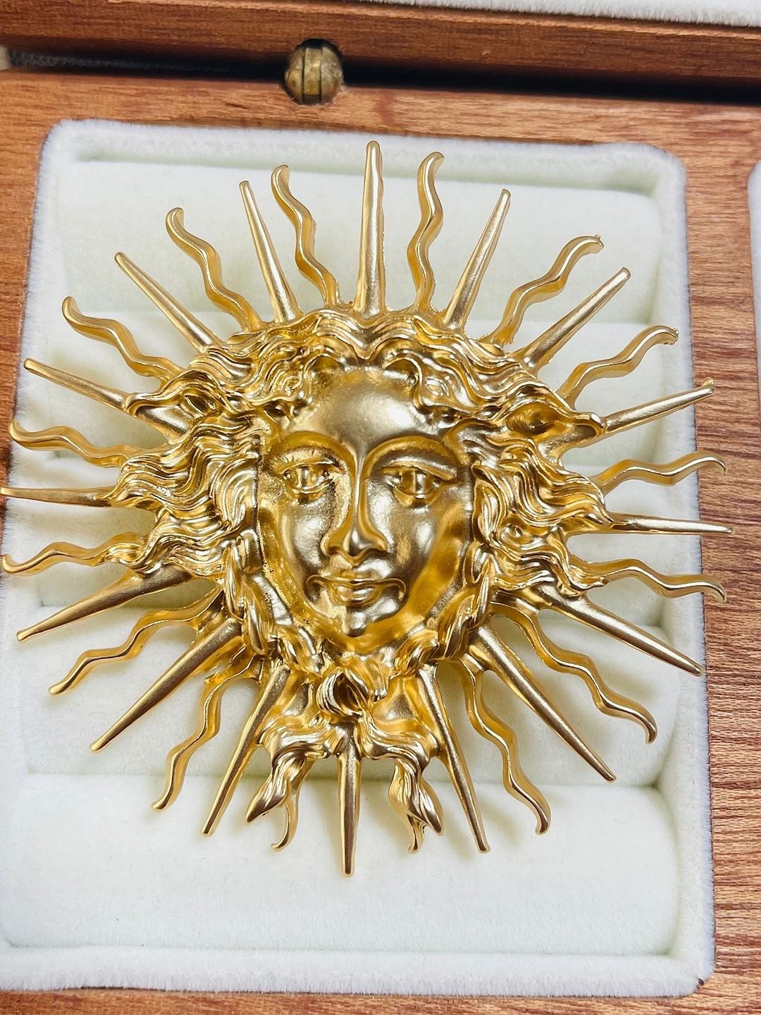 Sun Godd Brooch Pin Retro Plating Matte  Gold Alloy Mid-Century Exaggerated Pin for Clothing Decoration Faion Jewelry