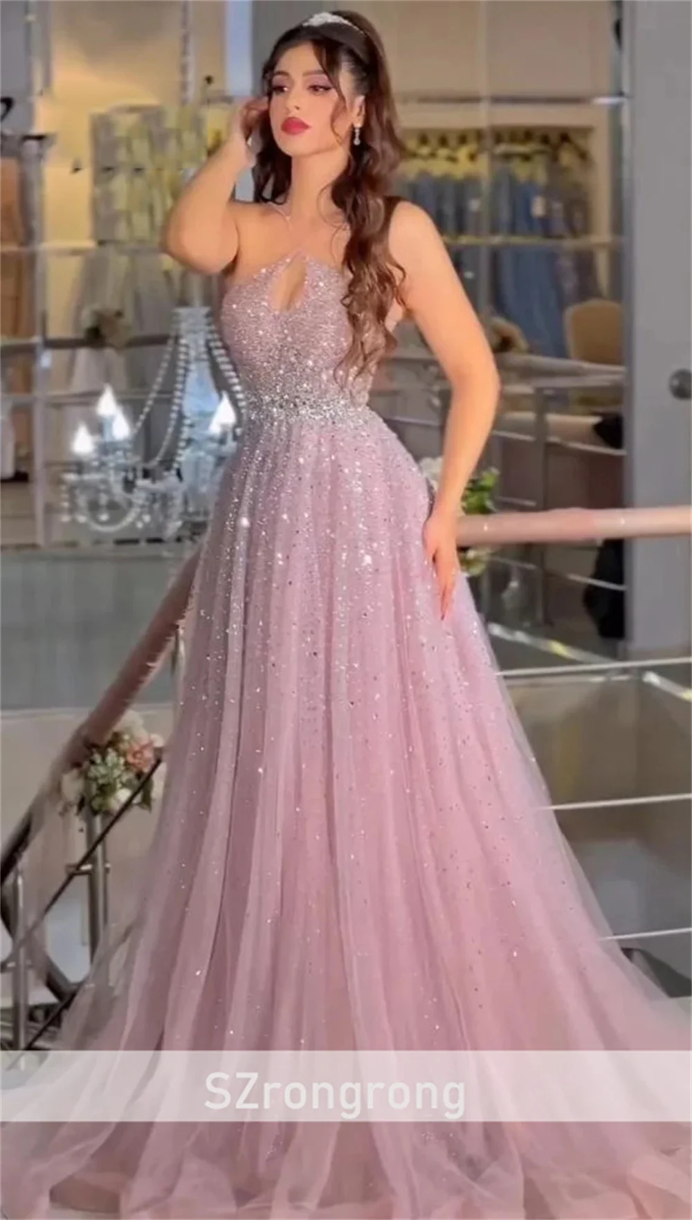 فستان سهرة رائع بدون أكمام مطرز بالكريستال اللامع...