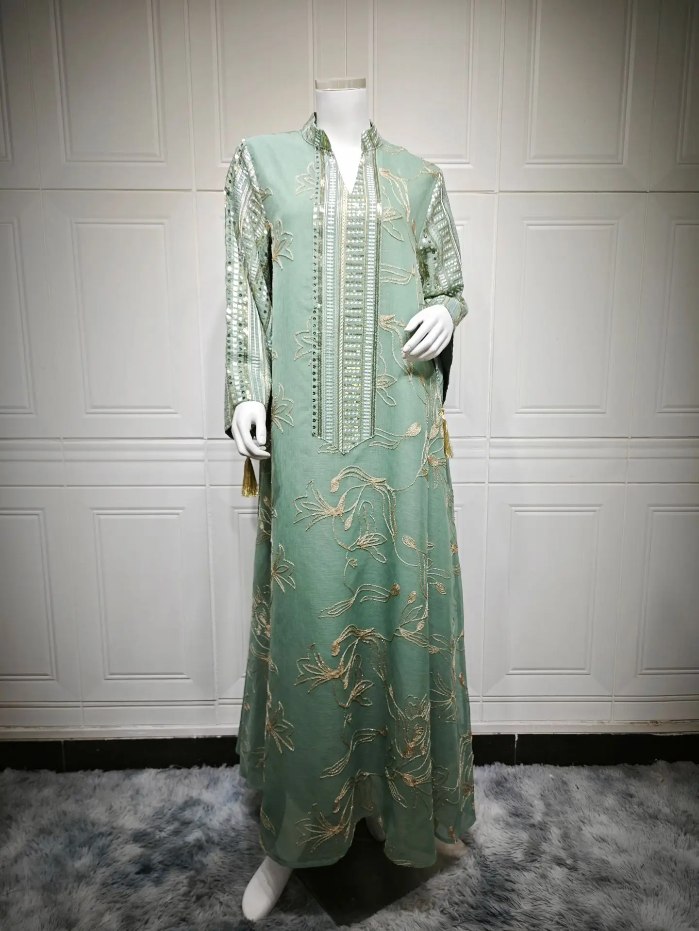 جلابية طويلة بنقوش ناعمة وأكمام واسعة