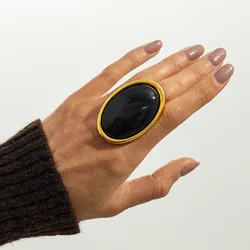 Timeless Red Oval Resin Ring - Vintage Elegance (Black)