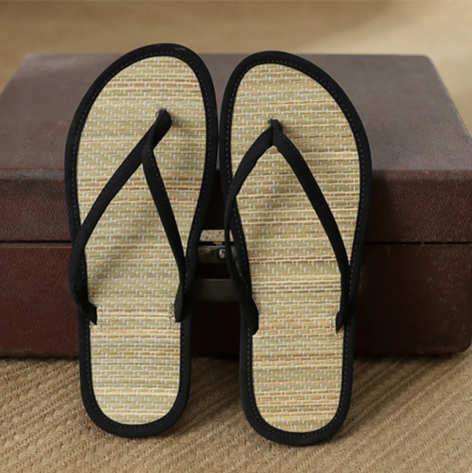 Fashion Ladies Straw Mat Slippers Strap Flat Flip Flops 2023 Summer New Leisure Rattan Grass Weave Comfortable Home Slippers