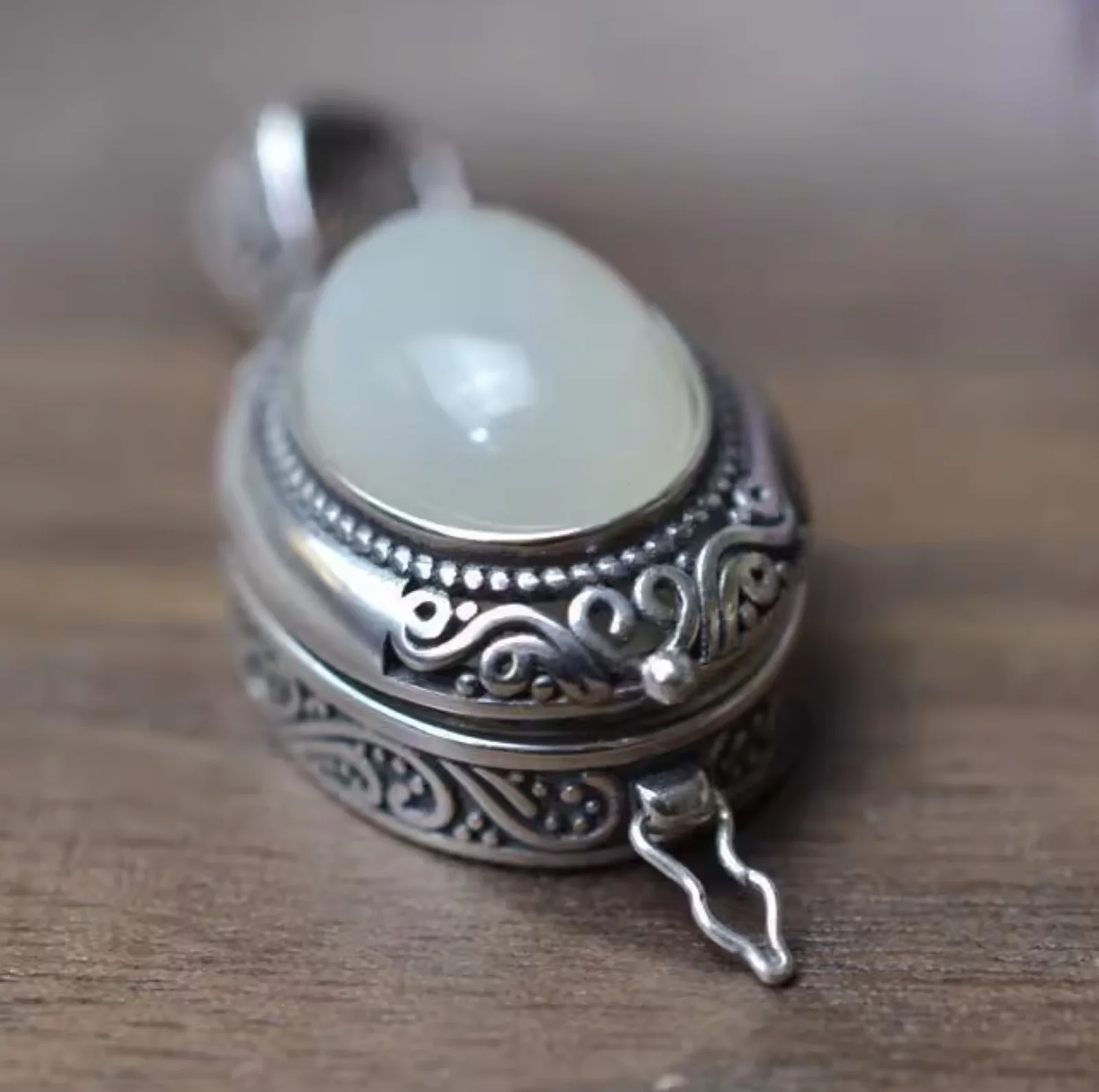 

Silver clavicle necklace inlaid with Gawu box, white jade fragrance pendant, female ethnic style necklace