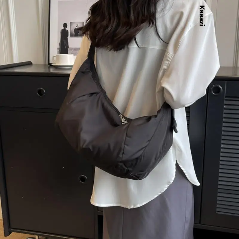 

Вместительные сумки-тоуты, женские роскошные однотонные нейлоновые сумки, сумка-хобо через плечо, дизайнерские регулируемые ремешки 2023