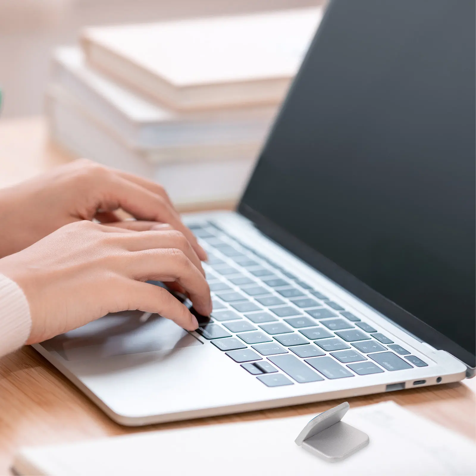 2Pcs 키보드 리프트 브래킷 세트 인체 공학적 키보드 라이저 휴대용 노트북 스탠드 책상 냉각 안정성을위한 미니 노트북 라이저 패드