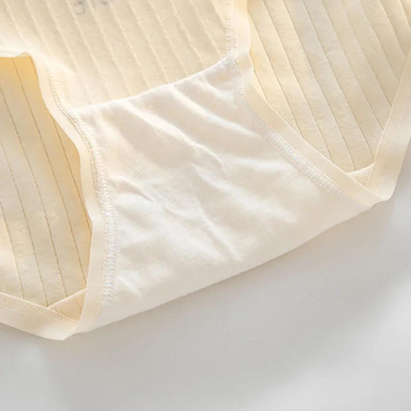 Камминг порно Ол жуынып жатқанда желіде жұлқынады.