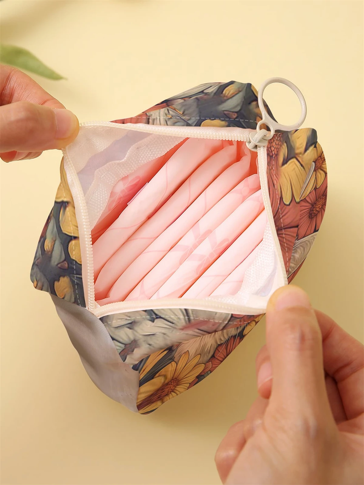 Cartoon cat pattern printed sanitary napkin storage bag, women's lightweight tissue bag, sanitary tissue bag