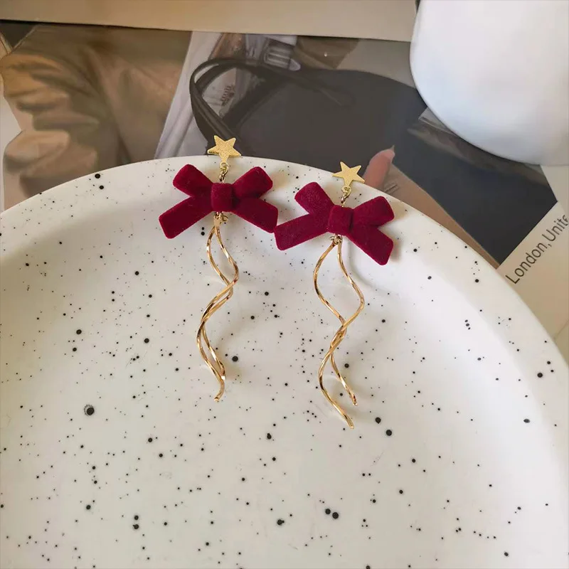 Orecchini a fiocco rosso per donne, ipoallergenici, orecchini a sfera dorati, adorabile fiocco, decorazione per le vacanze, charm da dichiarazione, orecchini pendenti, delicati per Natale, San