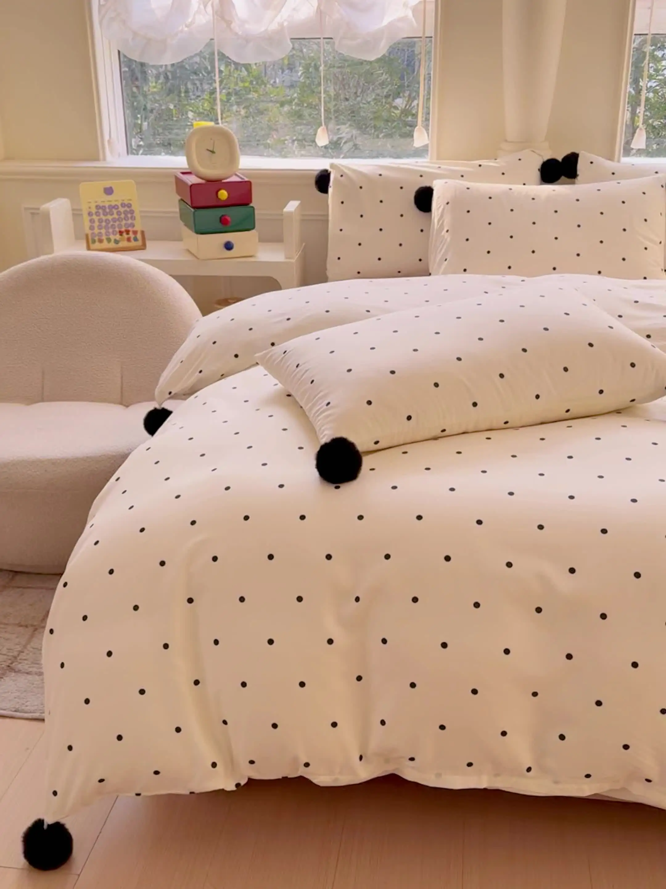 Простой стильный комплект постельного белья приятный для кожи постельное белье