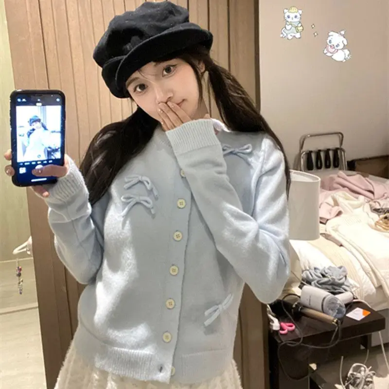 

Вязаный джемпер на раннюю весну с голубым бантом, женский весенний короткий дизайн, стильная Свободная куртка, маленькие очаровательные Стильные топы