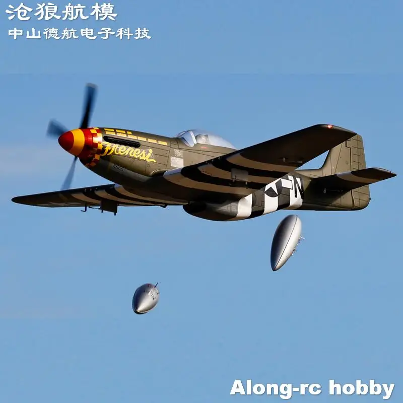 Vol en action du Flightline P-51D Mustang 1600mm, capturant la puissance du moteur 5055-390KV dans le ciel.