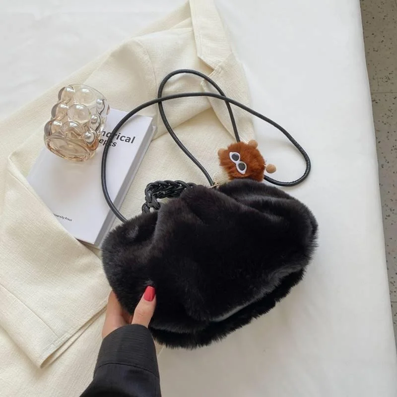 High Quality Women's Plush Handbag Luxury Faux Fur Magnetic Buckle Close Handbag Soft Smooth Soft Handle Pull Bag