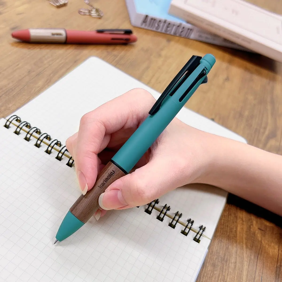 Uni 4 1 Multifunktion briefpapier 4-Farben-Kugelschreiber und 0,5mm automatisches Bleistift holz kombiniert mit Metallstift halter Schule – Detail 10
