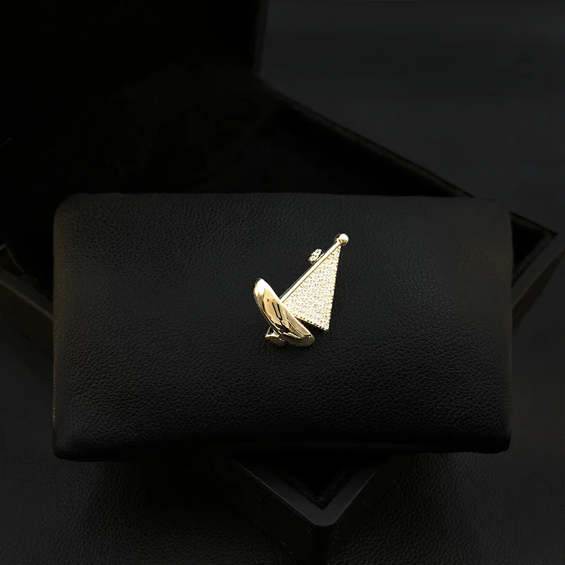 ZY Small Sailboat Brooch Men And Women Summer New Pin Fixed Clothes Suit Neckline Decorative Accessories Rhinestone Jewelry 5016