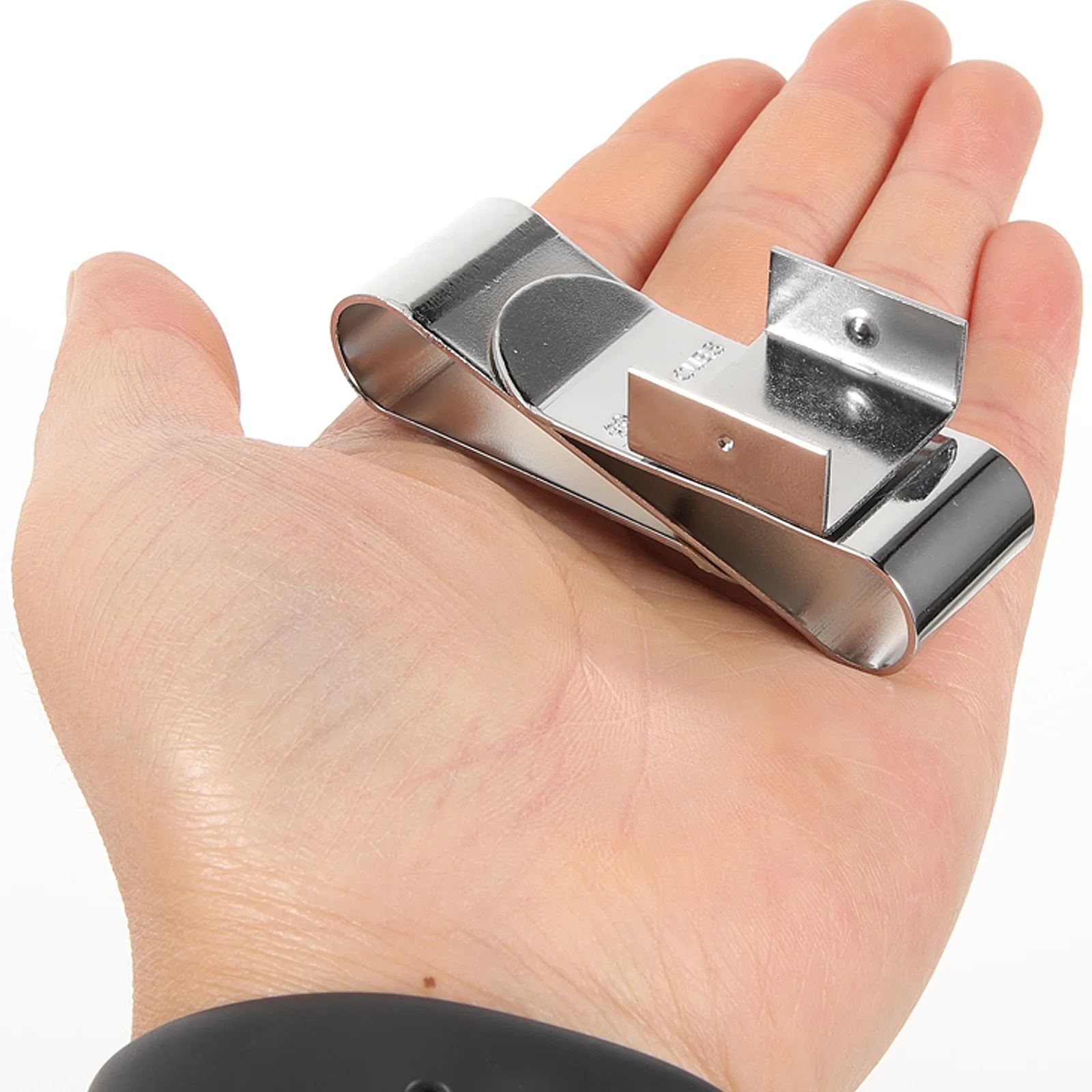 Рисунок 3 - Магнитный меловой зажим для снукера