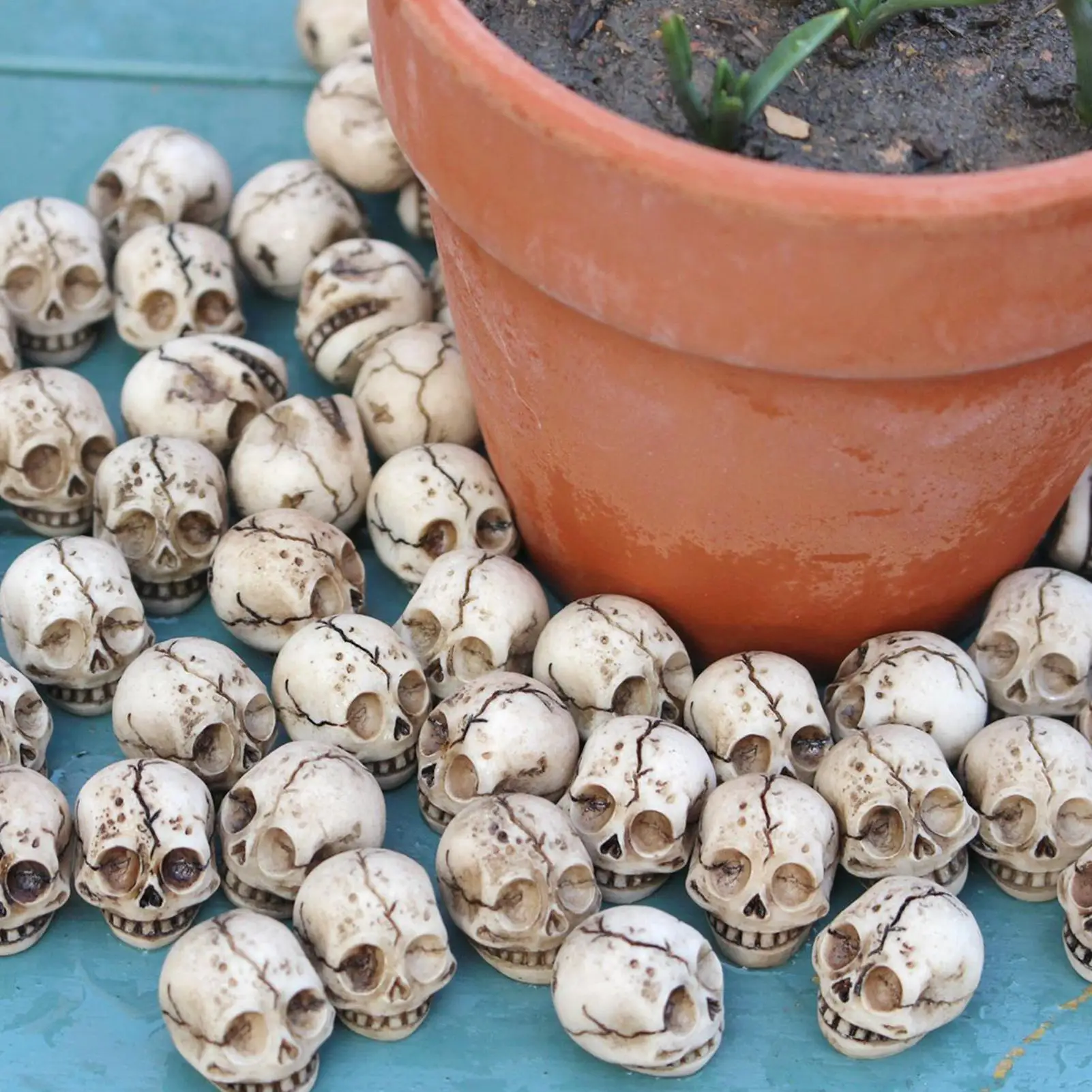 20Pcs Skull Figurine Skull Sculpture Mini Resin Prank Toys for Miniature Landscaping Plant Pot Halloween Festival Garden Decor