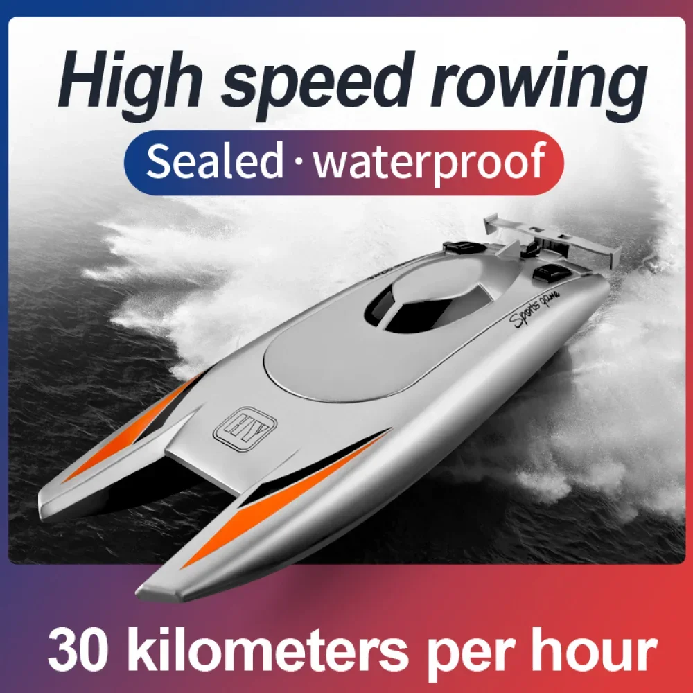 Bateau RC télécommandé double moteur 25 km/h posé sur l'herbe, vue de dessus, deux hélices visibles, télécommande à côté.