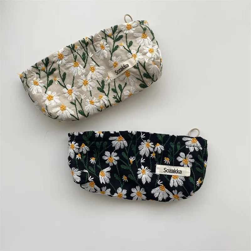 Women's  Floral Cosmetic Organizer - Embroidered Daisy Crossbody Pouch, Minimalist Large-Capacity Pencil Case & Makeup Bag