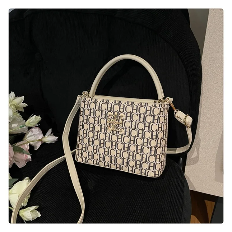 Borsa Tote Spaziosa per Donne in Vera Pelle, Qualità di Marca di Lusso, Collaborazione di Designer Famosi, Accessorio Elegante - immagine 6
