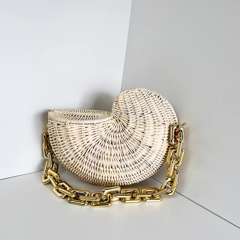 2022Conch Shell Solid Color Rattan Special Metal Chain Shoulder Versatile Casual Seaside Straw Bags for Women Luxury Designer
