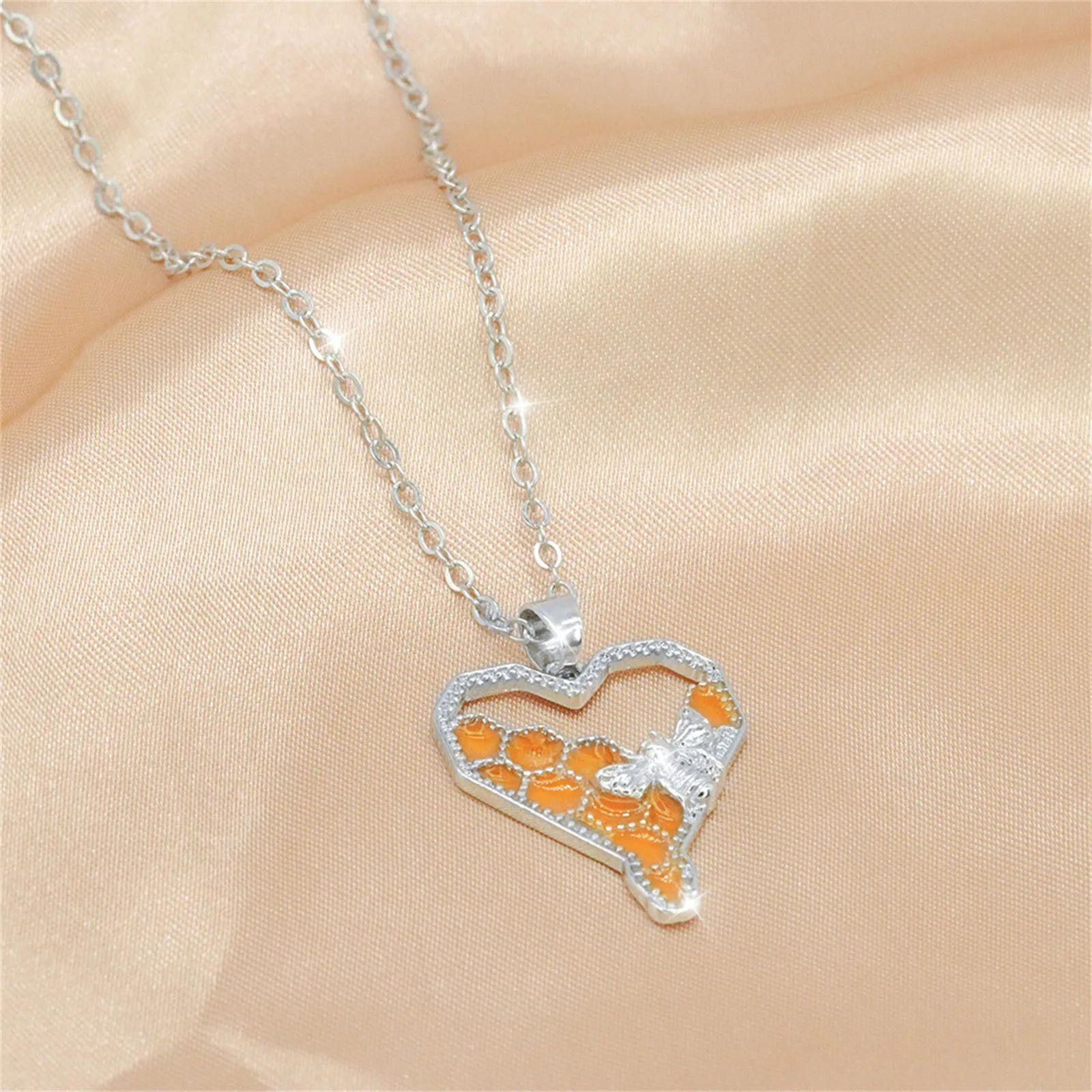 Trendy Bee Dripping Honey Pendant Necklace Jewelry Heart Clavicle Chain Accessories цепочка на шею женская |
