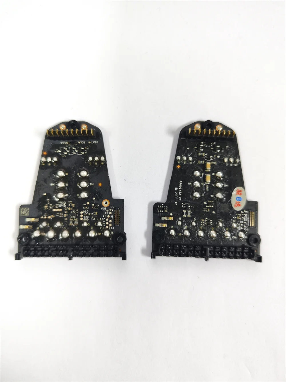 Module ESC pour DJI Mavic Air 2/2S posé à côté d'un drone, pièce de rechange essentielle pour le vol.