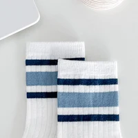 Quatre paires de chaussettes pour enfants pour le printemps et l'automne, style polyvalent rayé, chaussettes mi-mollet avec un style scolaire. 6