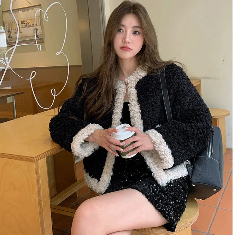 Women Faux Fur Coat 2023 Winter New Female Short Temperamental Lamb Wool Round Neck Outwear Fashion Stitching Thickening Outcoat