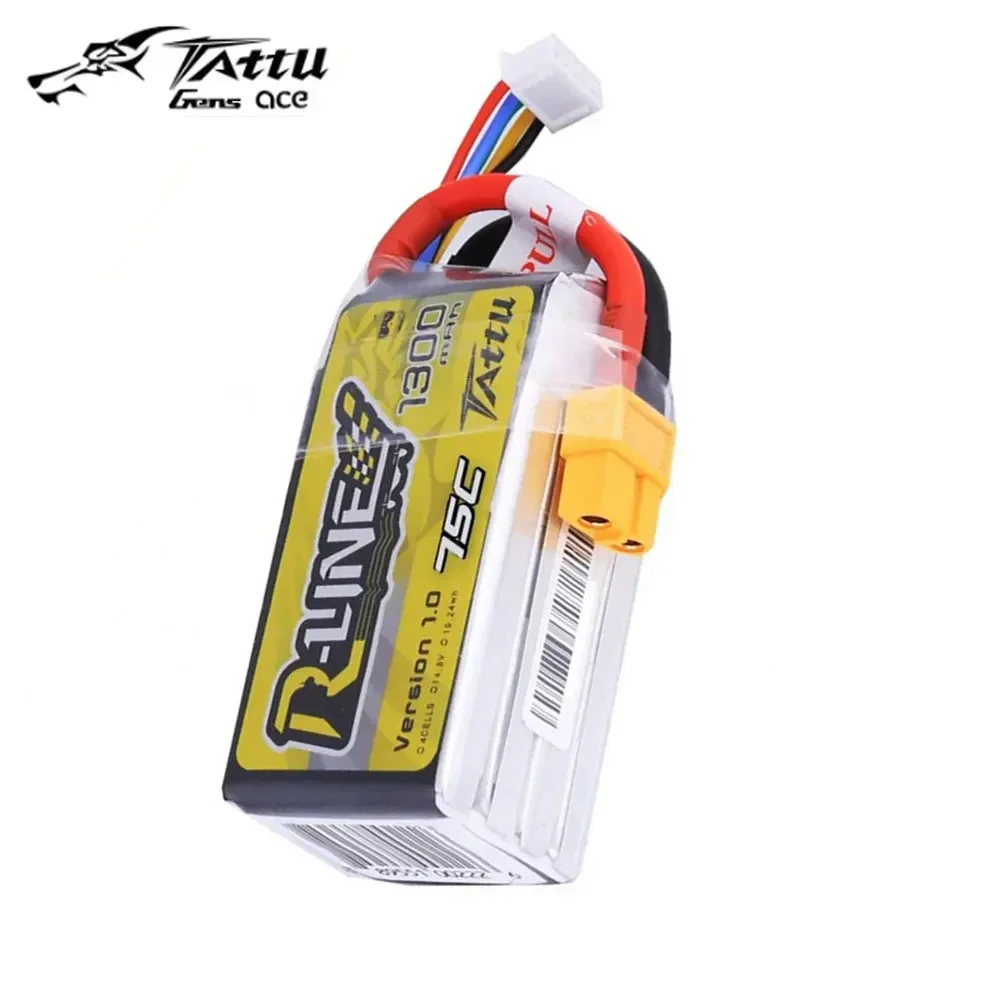 Batterie LiPo Tattu R-Line 1300mAh 95C 6S 22.2V posée à côté d'un drone FPV, câbles visibles.