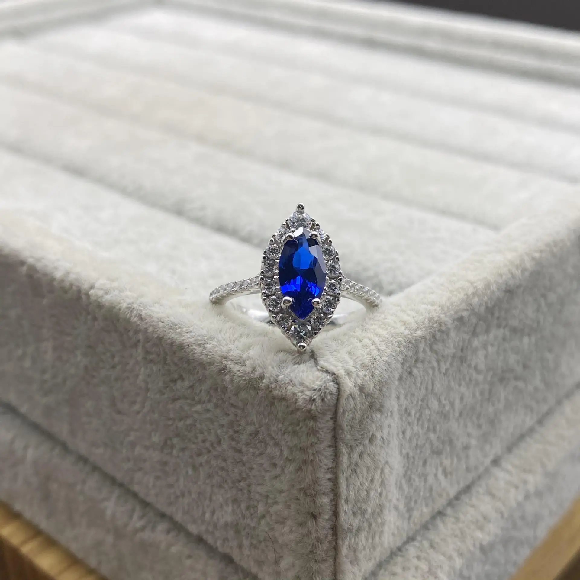 

Женское кольцо из серебра S925 пробы с фианитом