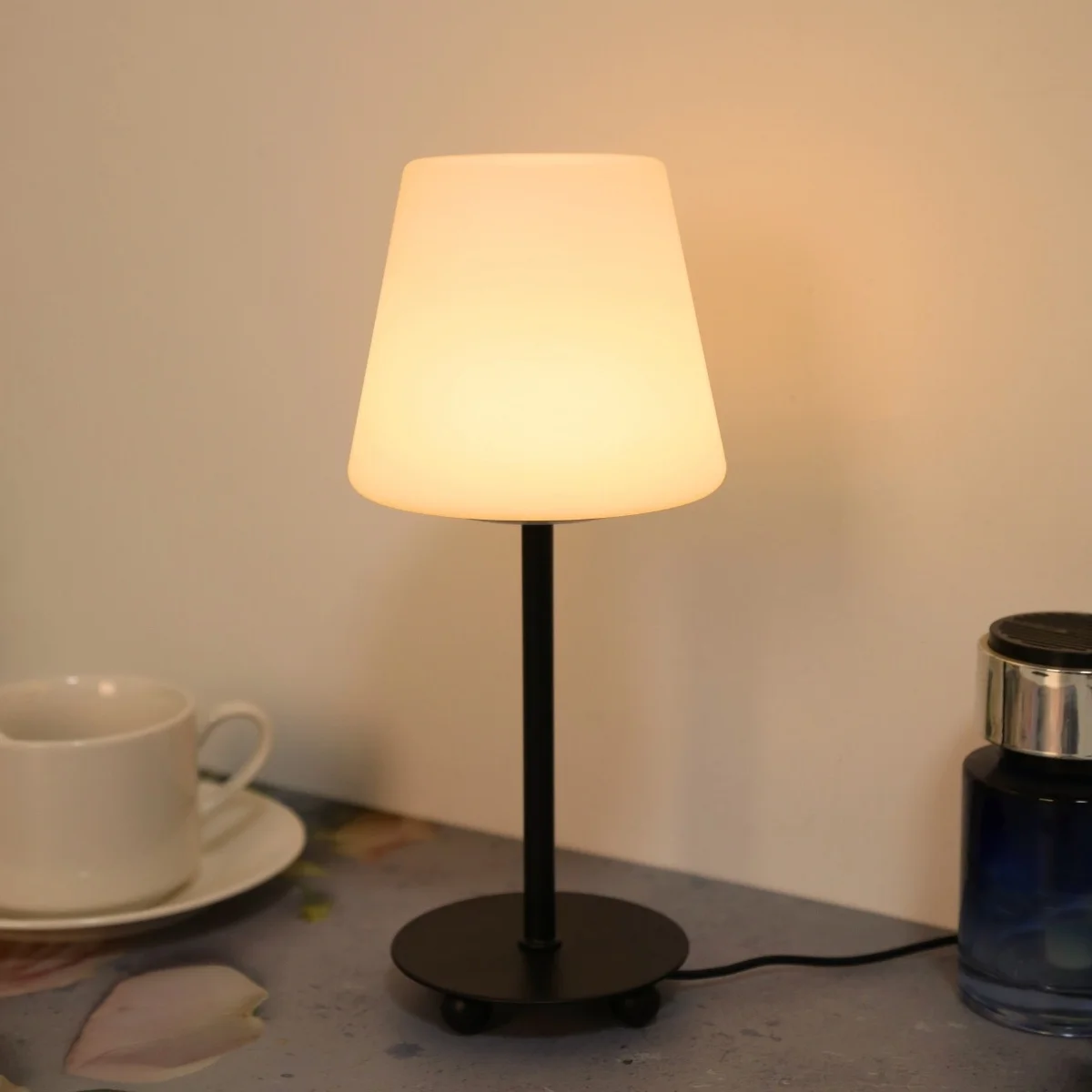 Creative cream style desk lamp, USB powered tri color ambient light suitable for bedrooms, study rooms, living rooms, etc