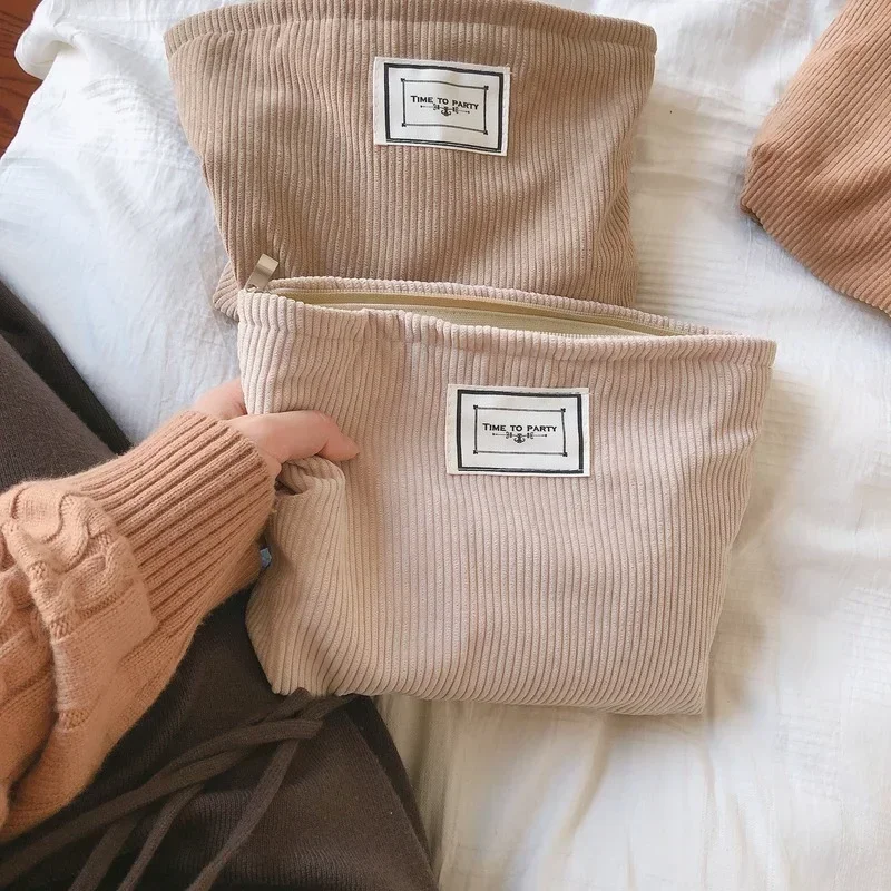 

Женская большая однотонная косметичка в полоску