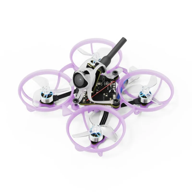 Drone FPV Micro Air65 II 1S 65mm Whoop posé sur une table, avec une batterie 1S connectée et un câble de charge