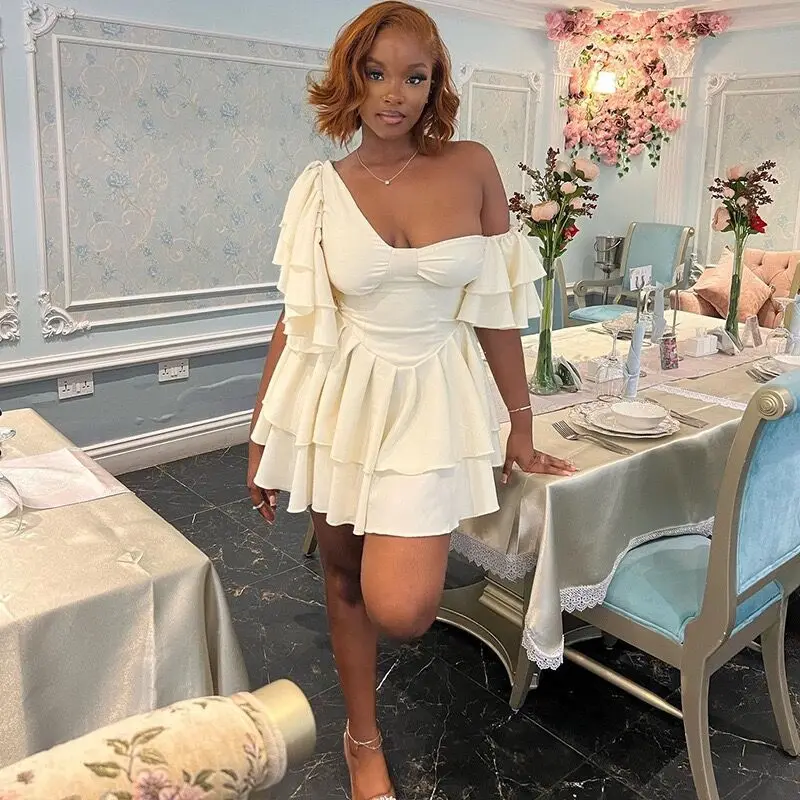 

Короткое плиссированное платье без бретелек с оборками на рукавах