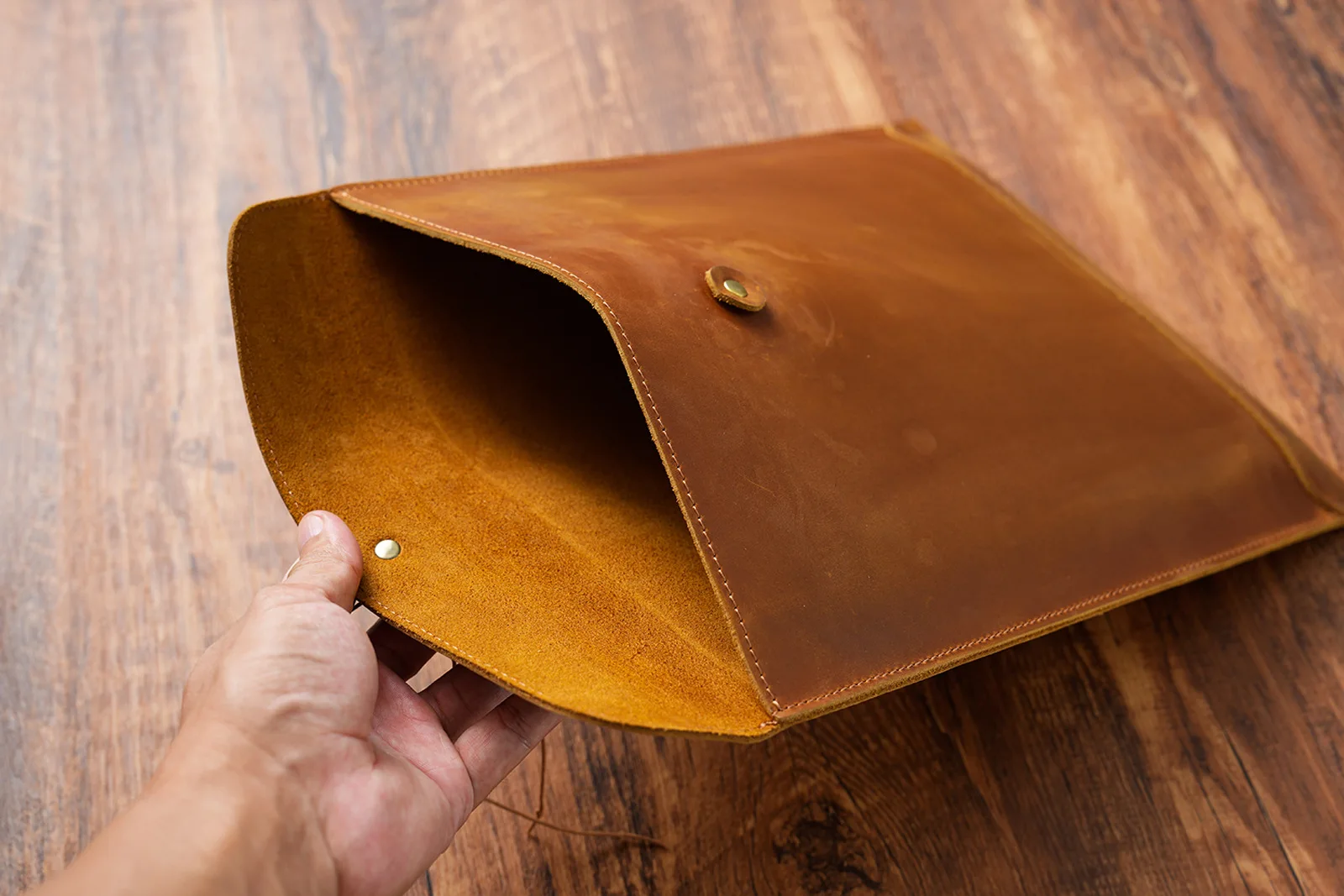 OEM ODM Vintage Crazy Horse Leather A4 Portfolio Bag Size Real Cowhide Leather Padfolio Bag Leather File Storage Bag File Pocket