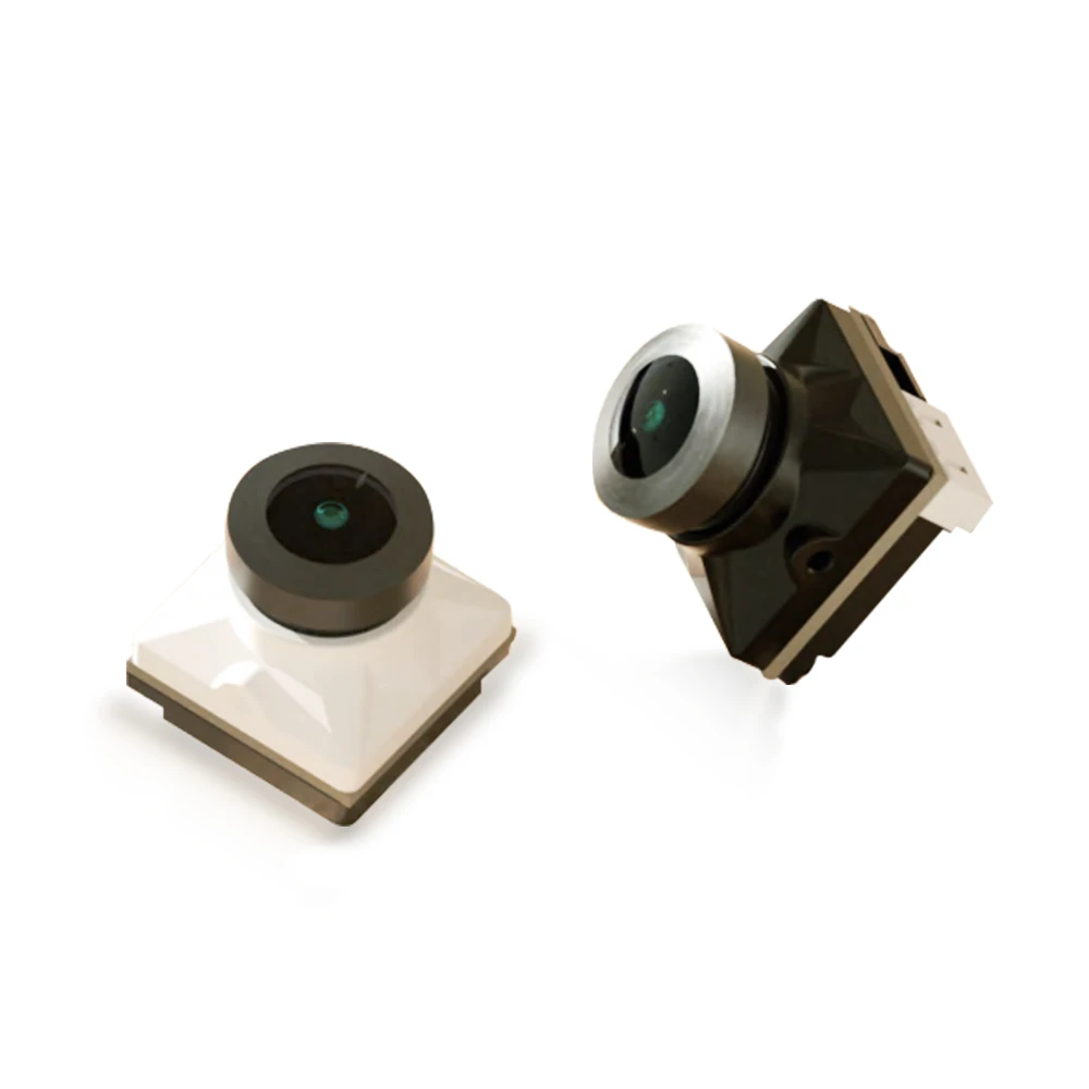 Gros plan sur la caméra FPV CADDX H1 posée sur une surface, soulignant sa taille compacte et son poids de 6.2g