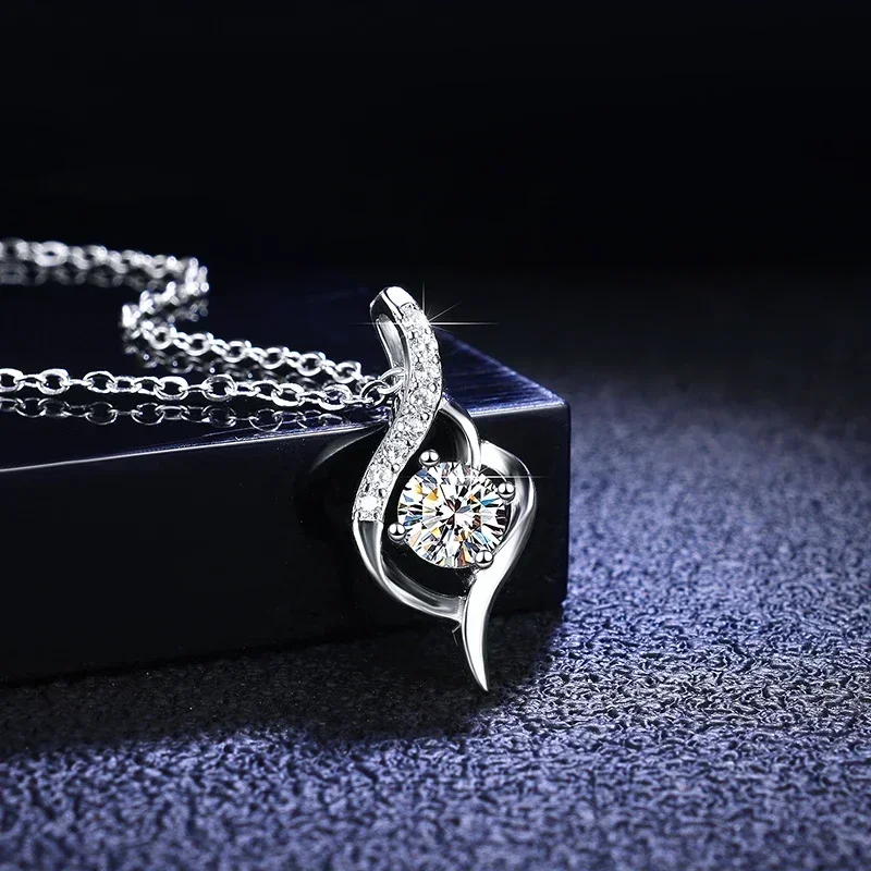 PT950 Platinum Clavicle Necklace 0.5 Carat Moissanite Diamond Pendant For Women