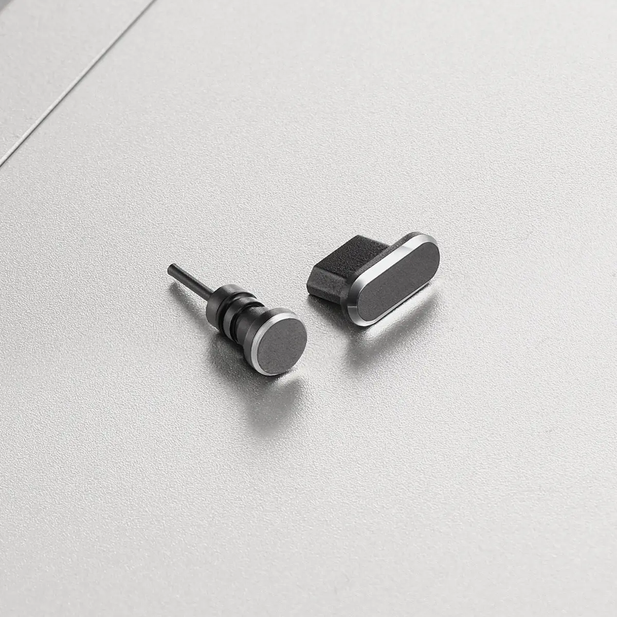 2개 프리미엄 알루미늄 3.5mm 이어폰 잭 및 마이크로 USB 충전 포트 플러그 세트 방진 방수 세련된 슬림핏
