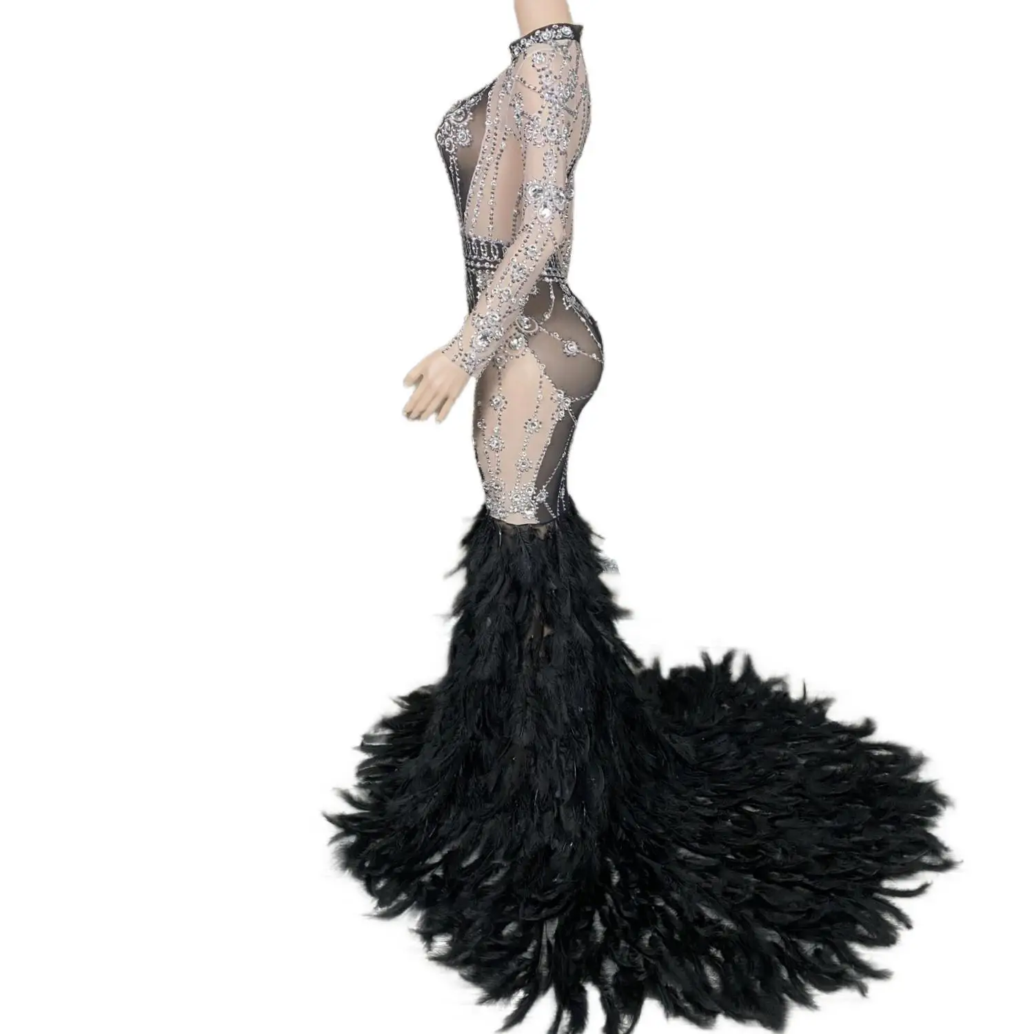 Рисунок 2 - Женское длинное платье с перьями