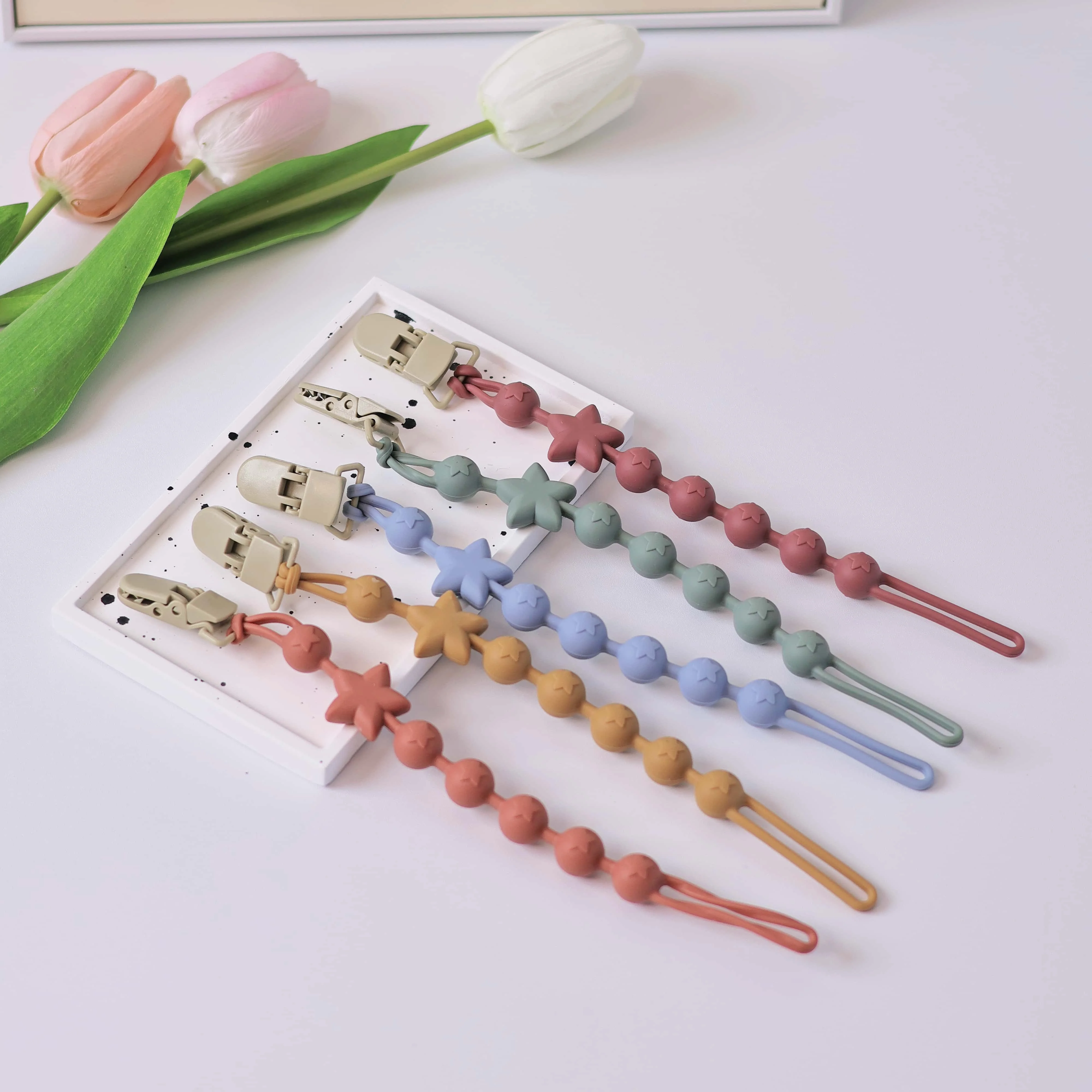 INS food grade pacifier silicone chain baby pacifier chain is versatile and bite-bite, anti-drop teether