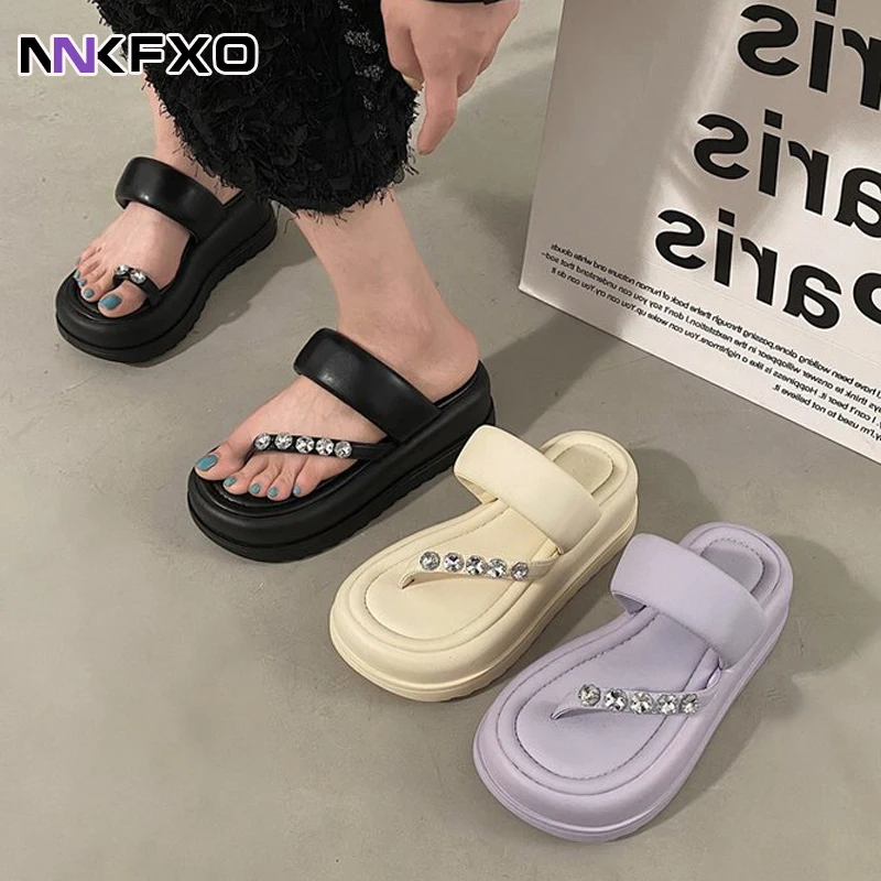 

Женские шлепанцы на плоской подошве, летние сандалии на платформе и высоком каблуке с кристаллами, дизайнерская пляжная обувь с бантом, женская обувь на высоком каблуке с ремешком на пятке, 2023