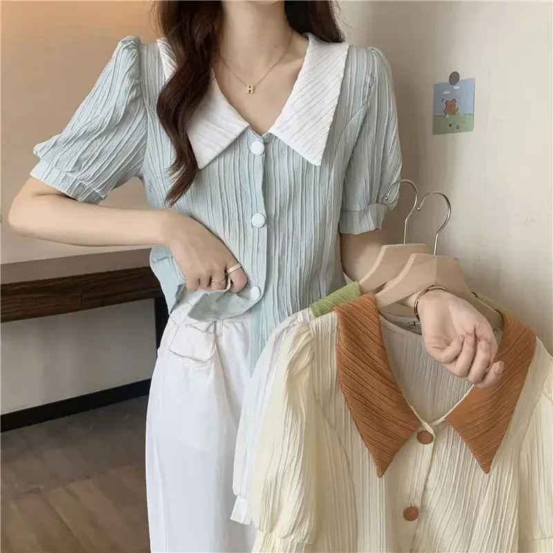 Koreanisches kontrastfarbenes Kurzarmhemd mit Puppenkragen für Frauen im Sommer, neues schickes Hemd-Design, süßes Nischenoberteil – Detail 2