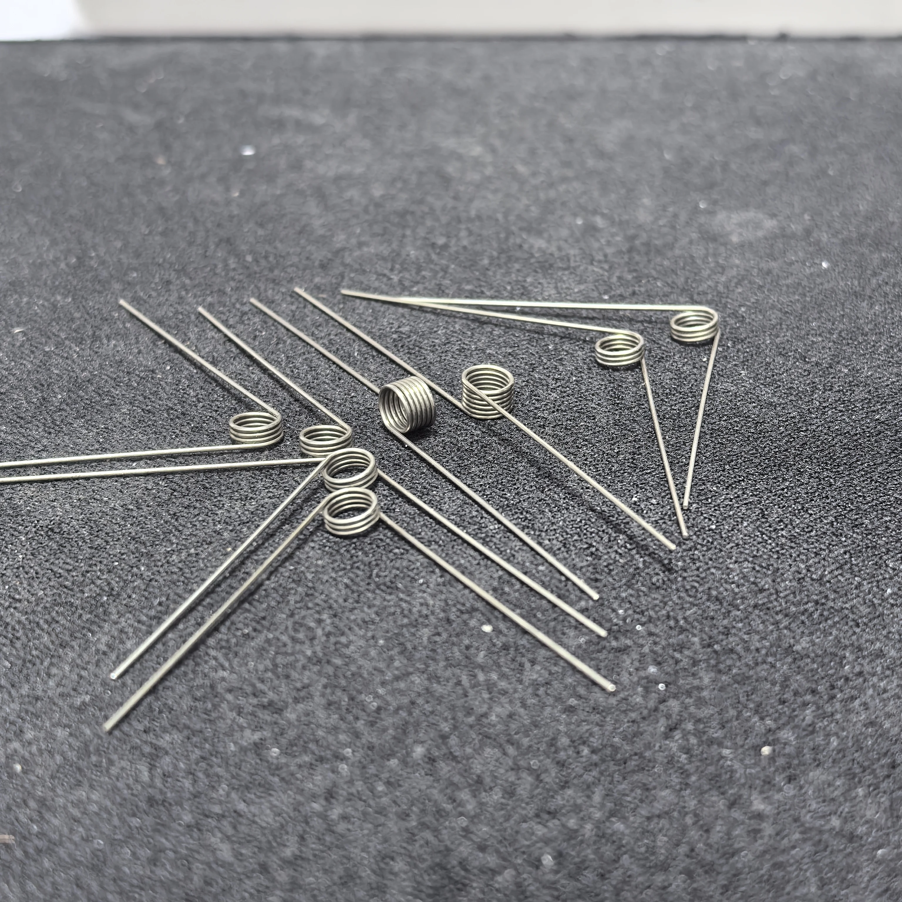 5 Stück Drahtdurchmesser 0,4 mm Grad Edelstahl kleine Torsionsfeder Torsionshaarnadelfeder V-förmig anpassbar – Detail 5