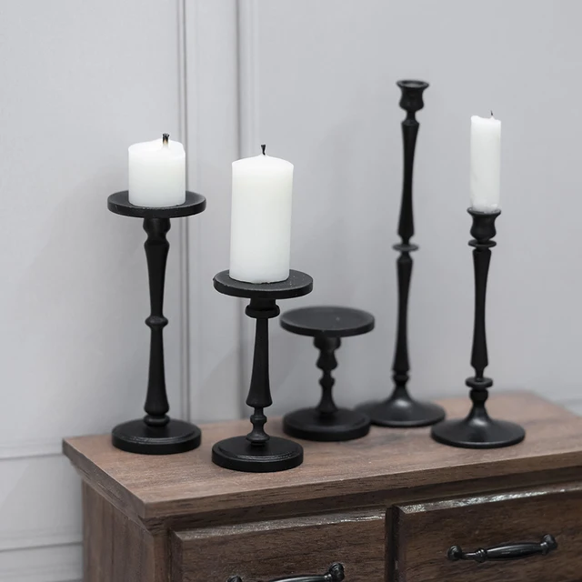 인형 집을 밝히고 매력을 더하는 세련된 금속 촛대
